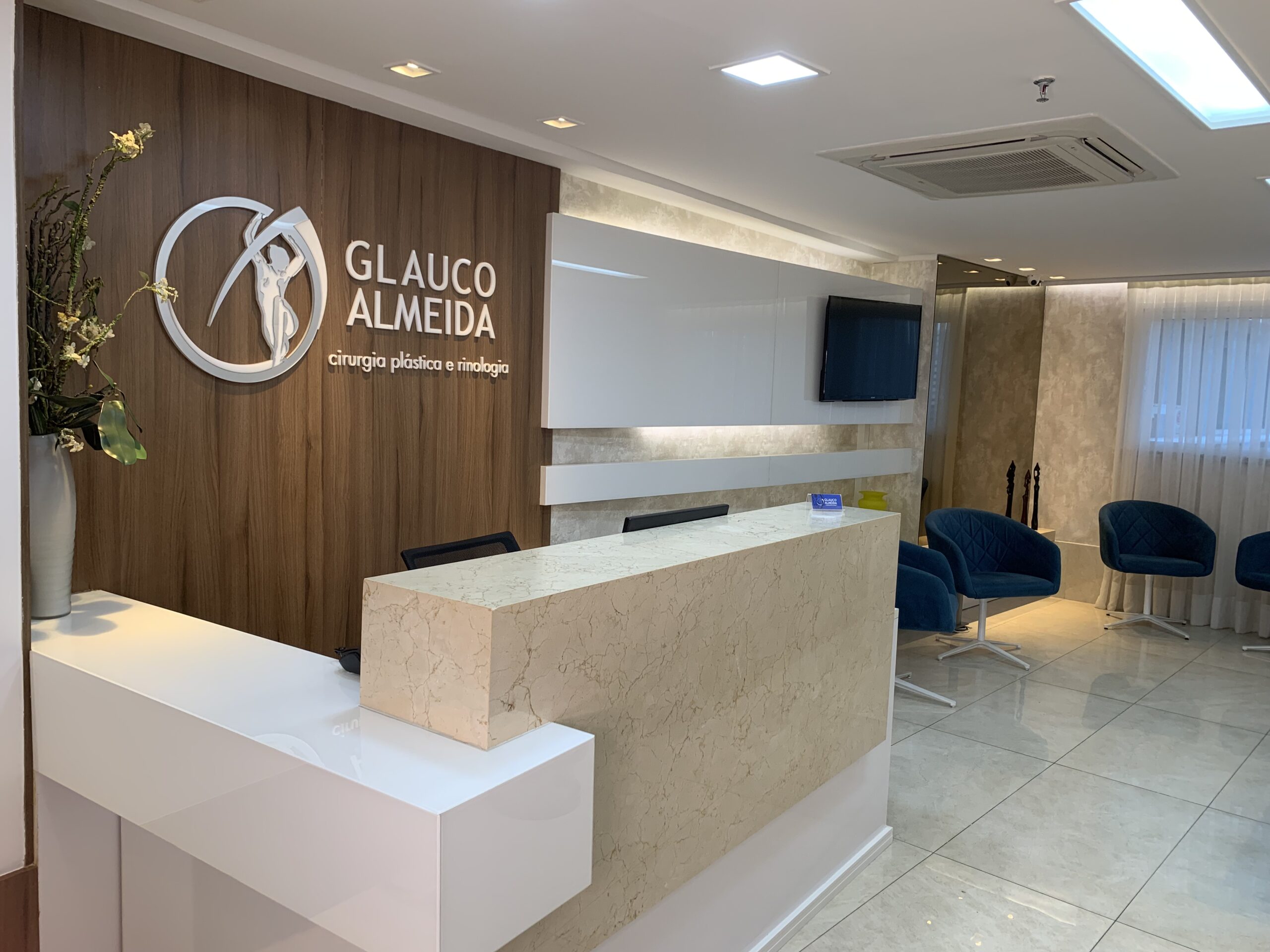Recepção do consultório com balcão em mármore
