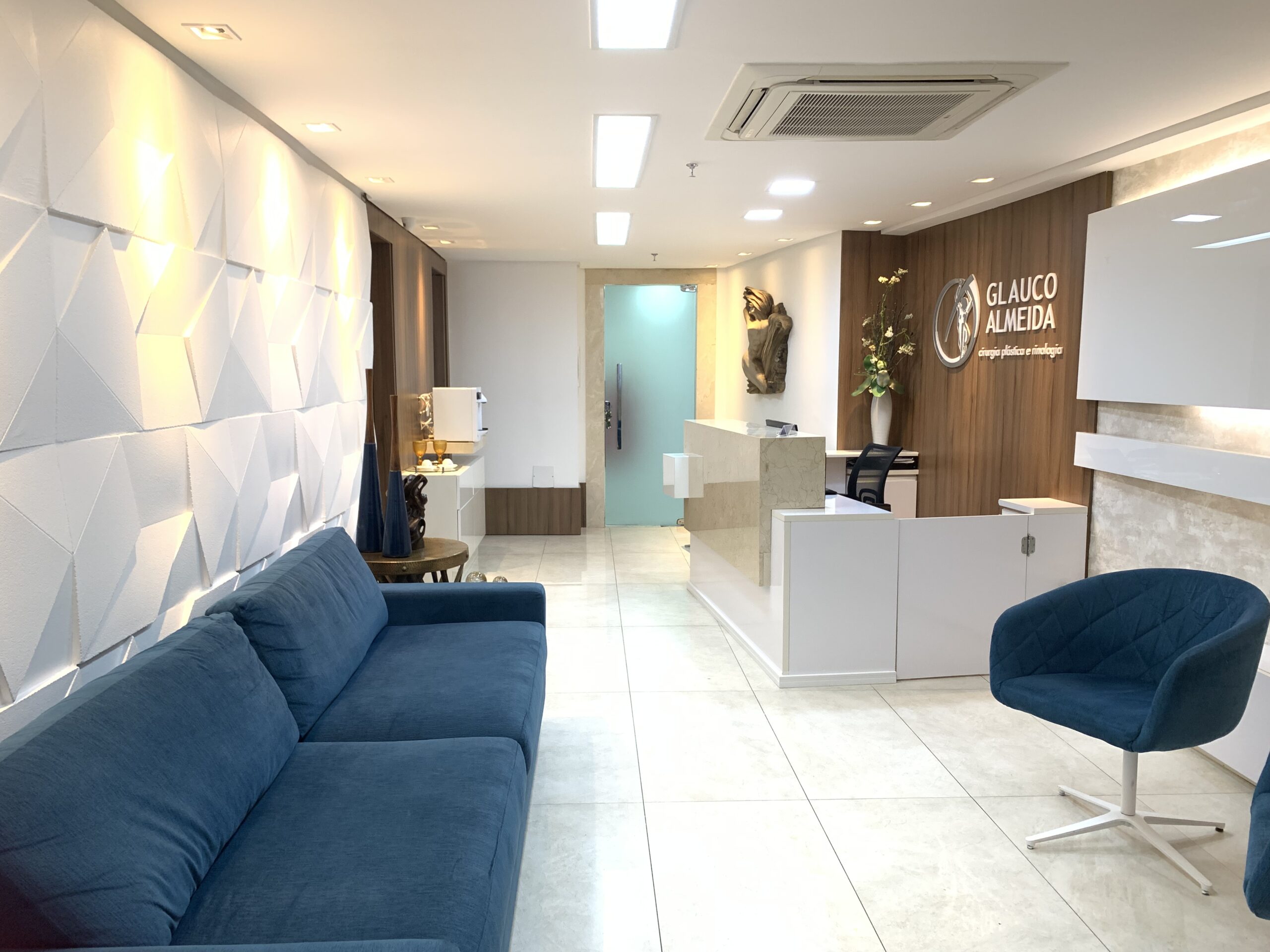 Sala de espera com sofá azul
