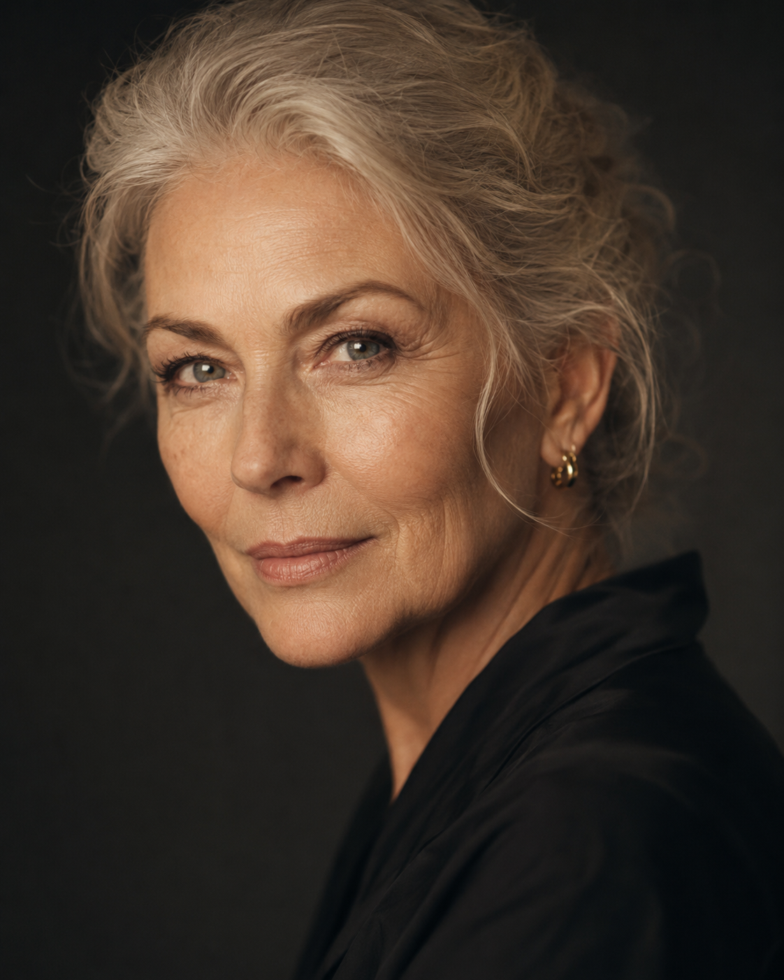 Mulher madura com expressão serena, retrato elegante