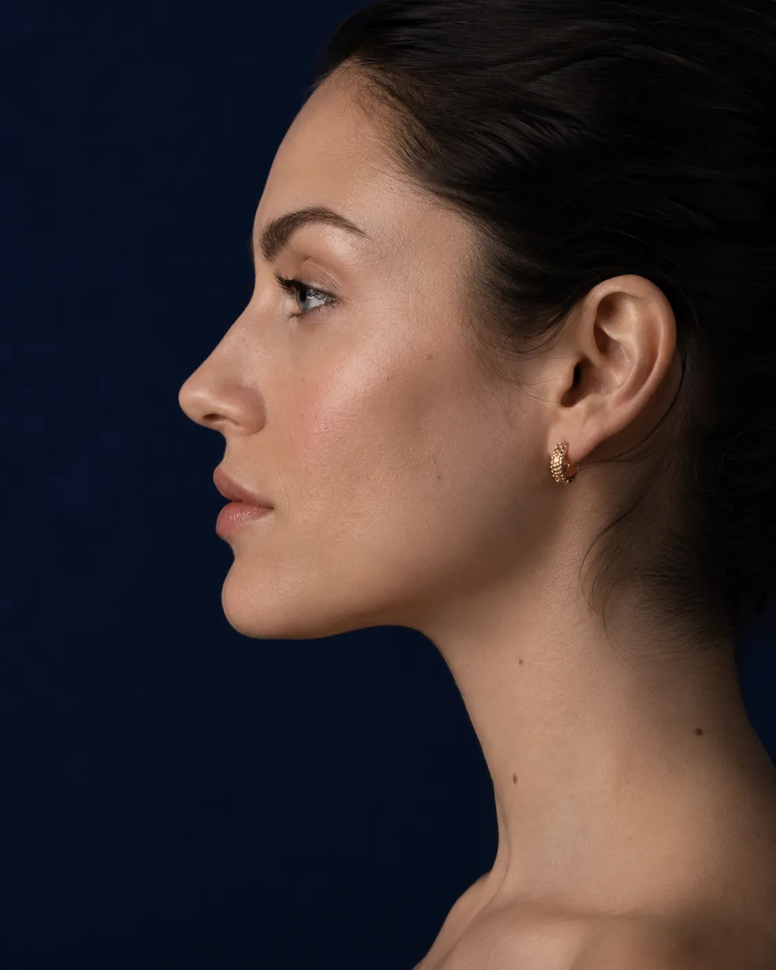 Perfil feminino em fundo azul (imagem ilustrativa, não é paciente)