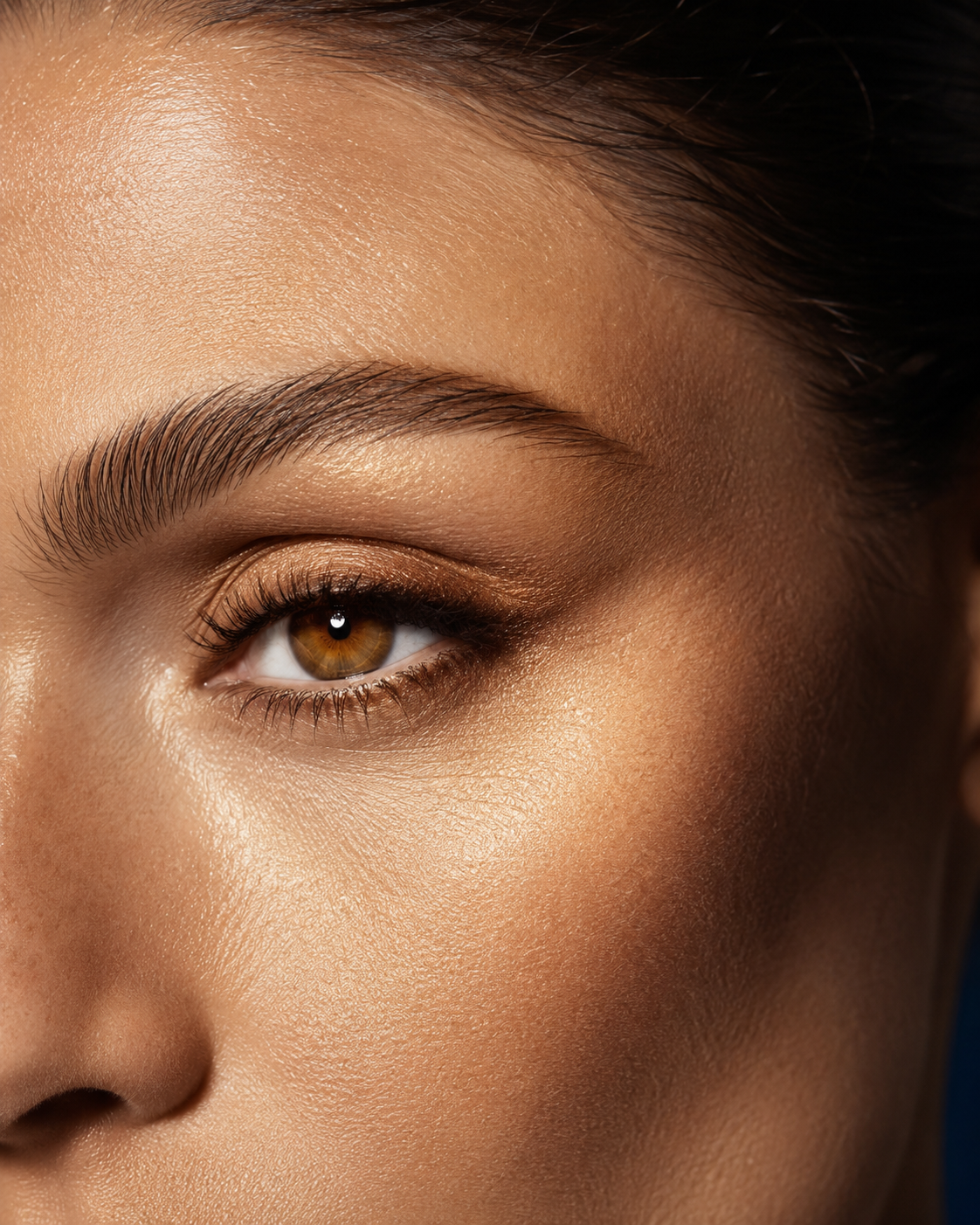 Close-up de dois olhos femininos, expressão serena